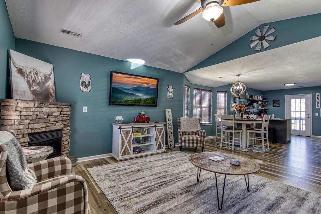 The Mason Jar, Hot Tub, Wifi, 1089 Free Tickets Each Paid Day, Dollywood And More! Pigeon Forge Exterior photo